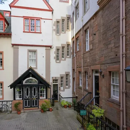 Historic Ramsay Garden With Balcony Views - Pass The Keys Appartement Édimbourg
