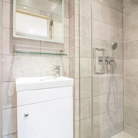 Historic Ramsay Garden With Balcony Views - Pass The Keys Appartement Édimbourg