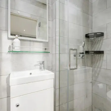 Historic Ramsay Garden With Balcony Views - Pass The Keys Appartement Édimbourg