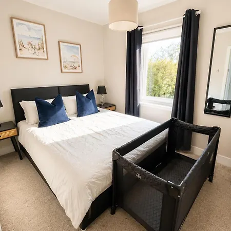 South Gyle House - Superfast Wifi And Free Parking - 7 Minutes From Airport Nyaraló