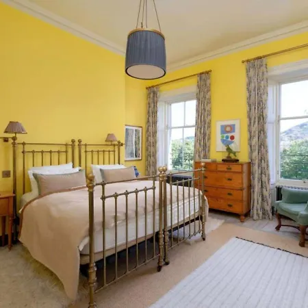 Elegant Georgian Retreat With Views Of Arthurs Seat *