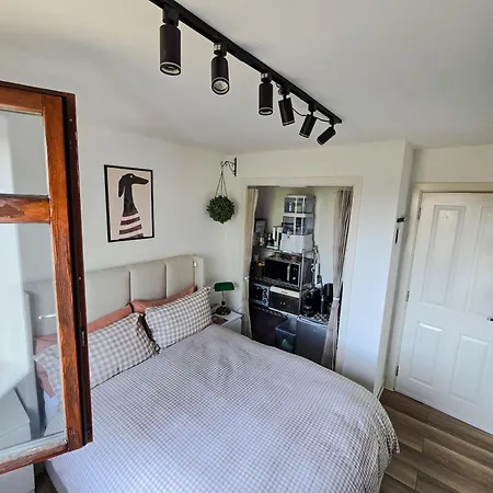 Double With Shared Bathroom Near The Shore And Tram Guest house Edinburgh