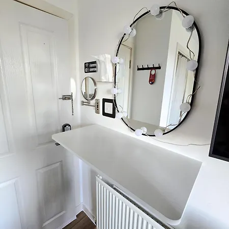 Double With Shared Bathroom Near The Shore And Tram *