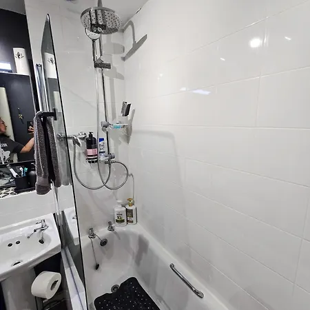 Гостевой дом Double With Shared Bathroom Near The Shore And Tram Эдинбург