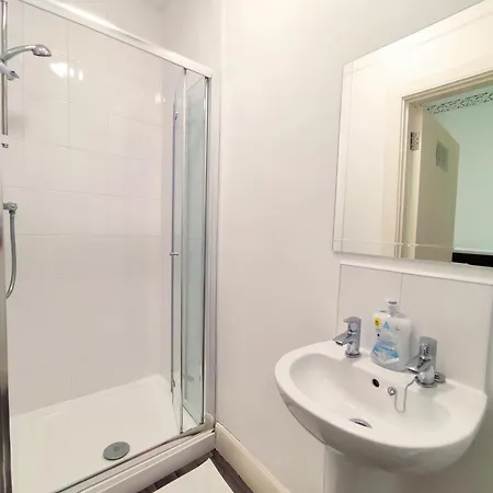 Magic Of Meadows 4 Bedroom Flat דירה *