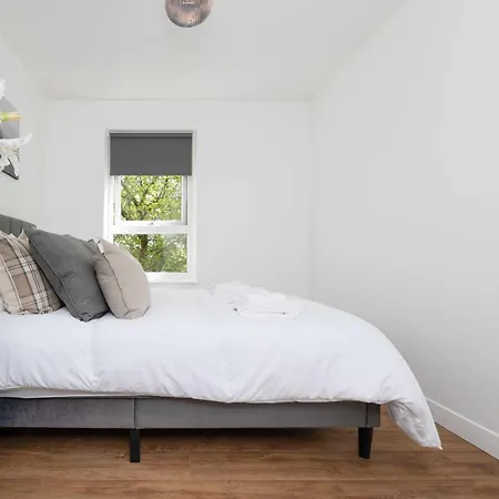 Spacious 2br - Parking Near Centre