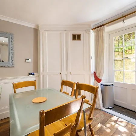 Spacious Flat Near Centre Edinburgh