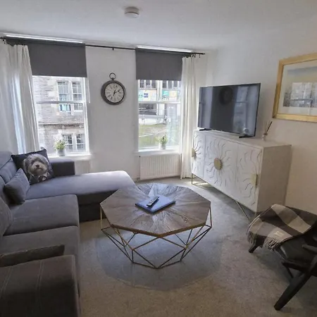 Old Town - Royal Mile Neighbour 2-bed, 2-bath