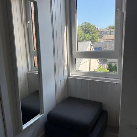 Lejlighed Bright Bedroom With King Side Bed And Share Bathroom *