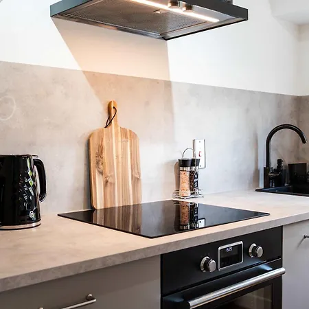 Spacious 2br - Parking Near Centre Apartment *