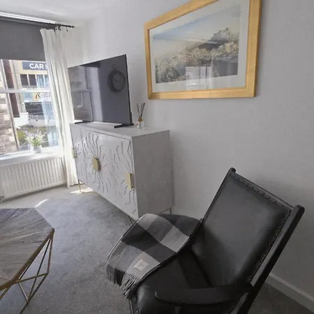 Old Town - Royal Mile Neighbour 2-bed, 2-bath Apartment Edinburgh
