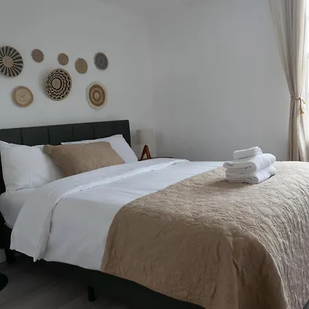 Nicolson Street Two Bedrooms * Edinburgh