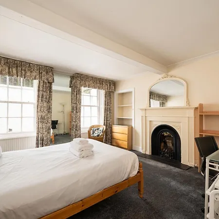 Spacious Flat Near Centre Lejlighed *