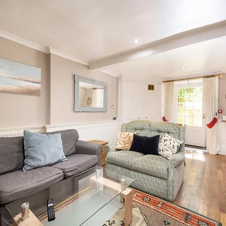 Spacious Flat Near Centre