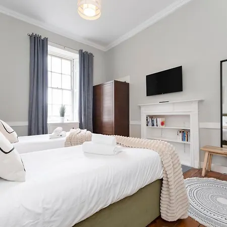 Large Super 3 Bed -princes Street, Parking * Edinburg
