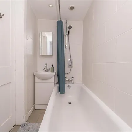 Traditional One Bed Flat, Historic Old Town Edinburgh Apartment Edinburgh