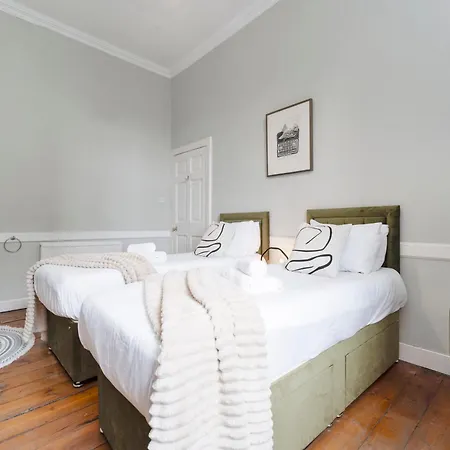 Large Super 3 Bed -princes Street, Parking * Edinburg