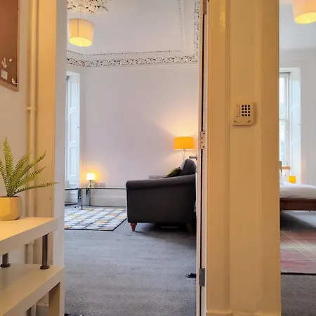 Magic Of Meadows 4 Bedroom Flat דירה אדינבורו