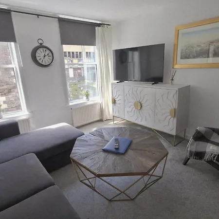 Old Town - Royal Mile Neighbour 2-bed, 2-bath Apartamento *