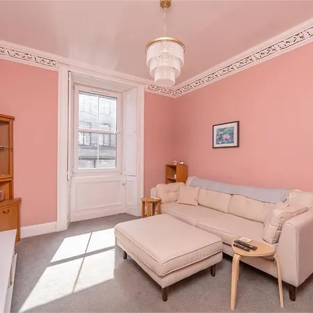 Traditional One Bed Flat, Historic Old Town Edinburgh