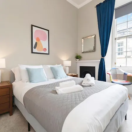 Large Super 3 Bed -princes Street, Parking * Edinburg