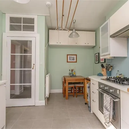 Traditional One Bed Flat, Historic Old Town Edinburgh Apartment *