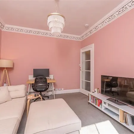 Traditional One Bed Flat, Historic Old Town Edinburgh