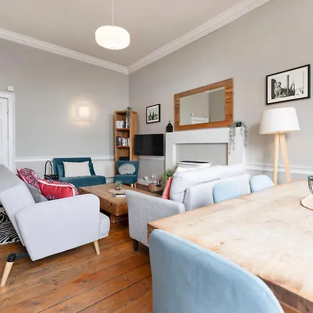Large Super 3 Bed -princes Street, Parking Edinburg