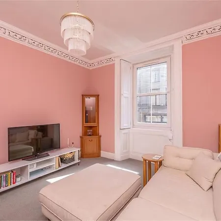 Traditional One Bed Flat, Historic Old Town Edinburgh Apartment Edinburgh