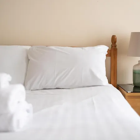 Spacious Flat Near Centre *