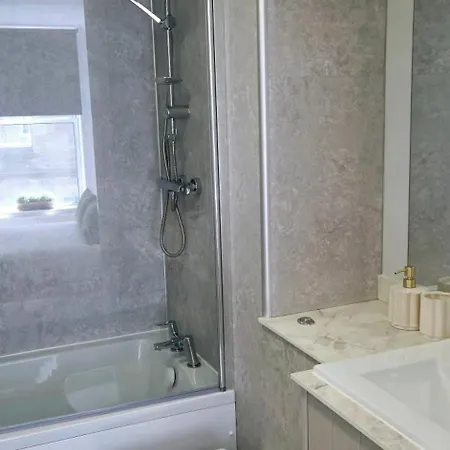 Old Town - Royal Mile Neighbour 2-bed, 2-bath Edinburgh