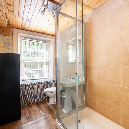Spacious Flat Near Centre * Edinburgh