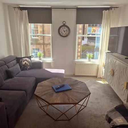 Old Town - Royal Mile Neighbour 2-bed, 2-bath Apartment Edinburgh
