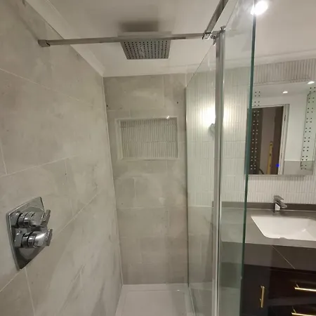 Stylish 2br - Walk To Attraction *