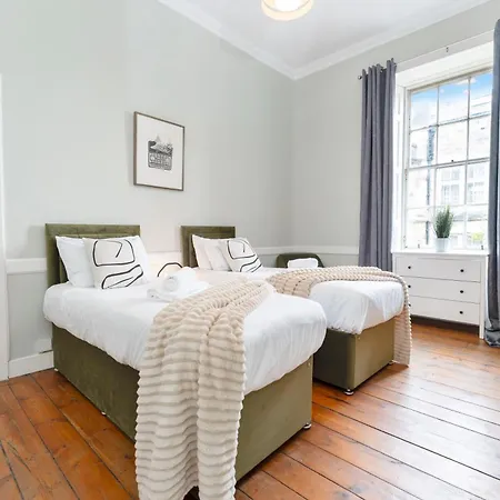Large Super 3 Bed -princes Street, Parking *