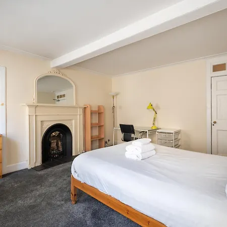 Spacious Flat Near Centre Lejlighed *