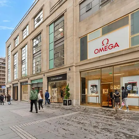 Large Super 3 Bed -princes Street, Parking *