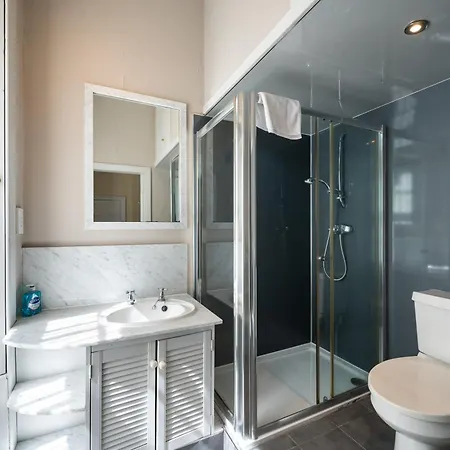 Spacious Flat Near Centre * Edinburgh