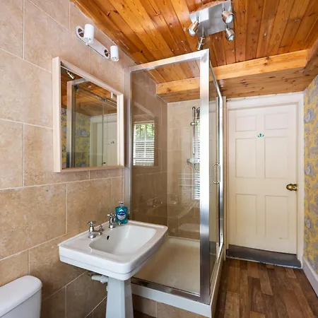 Spacious Flat Near Centre