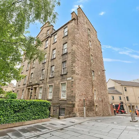 Large Super 3 Bed -princes Street, Parking *