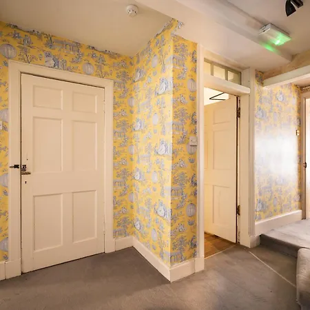 Spacious Flat Near Centre Edinburgh