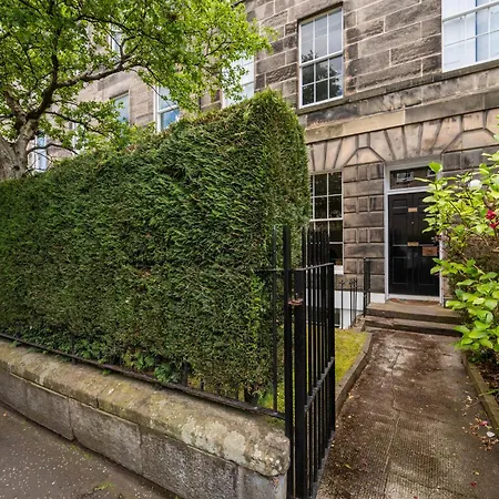 Spacious Flat Near Centre * Edinburgh