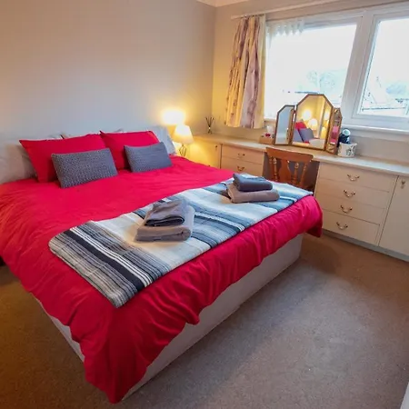 3 Bedroom Home, Peaceful Garden Edinburgh