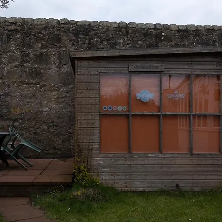 3 Bedroom Home, Peaceful Garden *