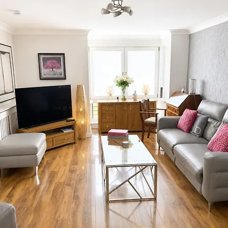 Апартаменты Beautiful House With Secure Pet Friendly Garden South Эдинбург