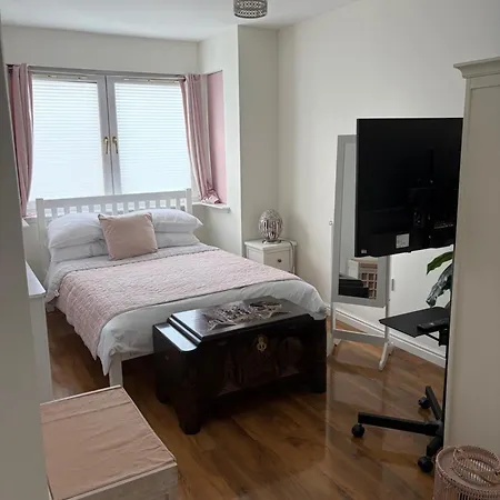 Апартаменты Beautiful House With Secure Pet Friendly Garden South
