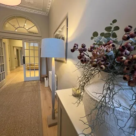 Stylish Georgian Main Door Apartment Edinburgh
