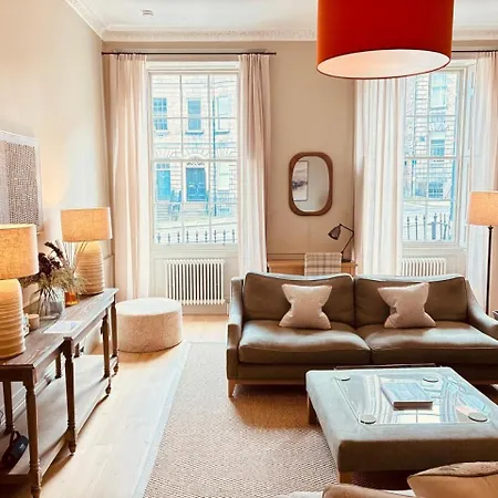 Stylish Georgian Main Door Apartment *