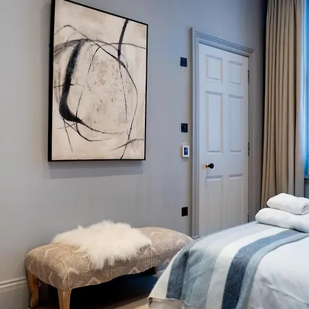 Stylish Georgian Main Door Apartment