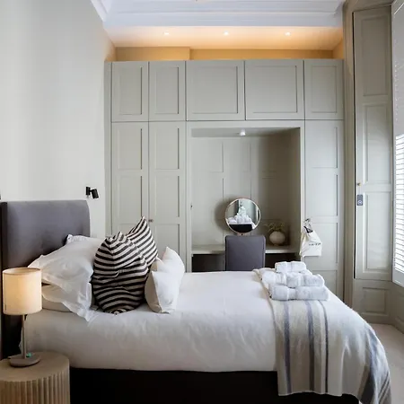 Stylish Georgian Main Door Apartment